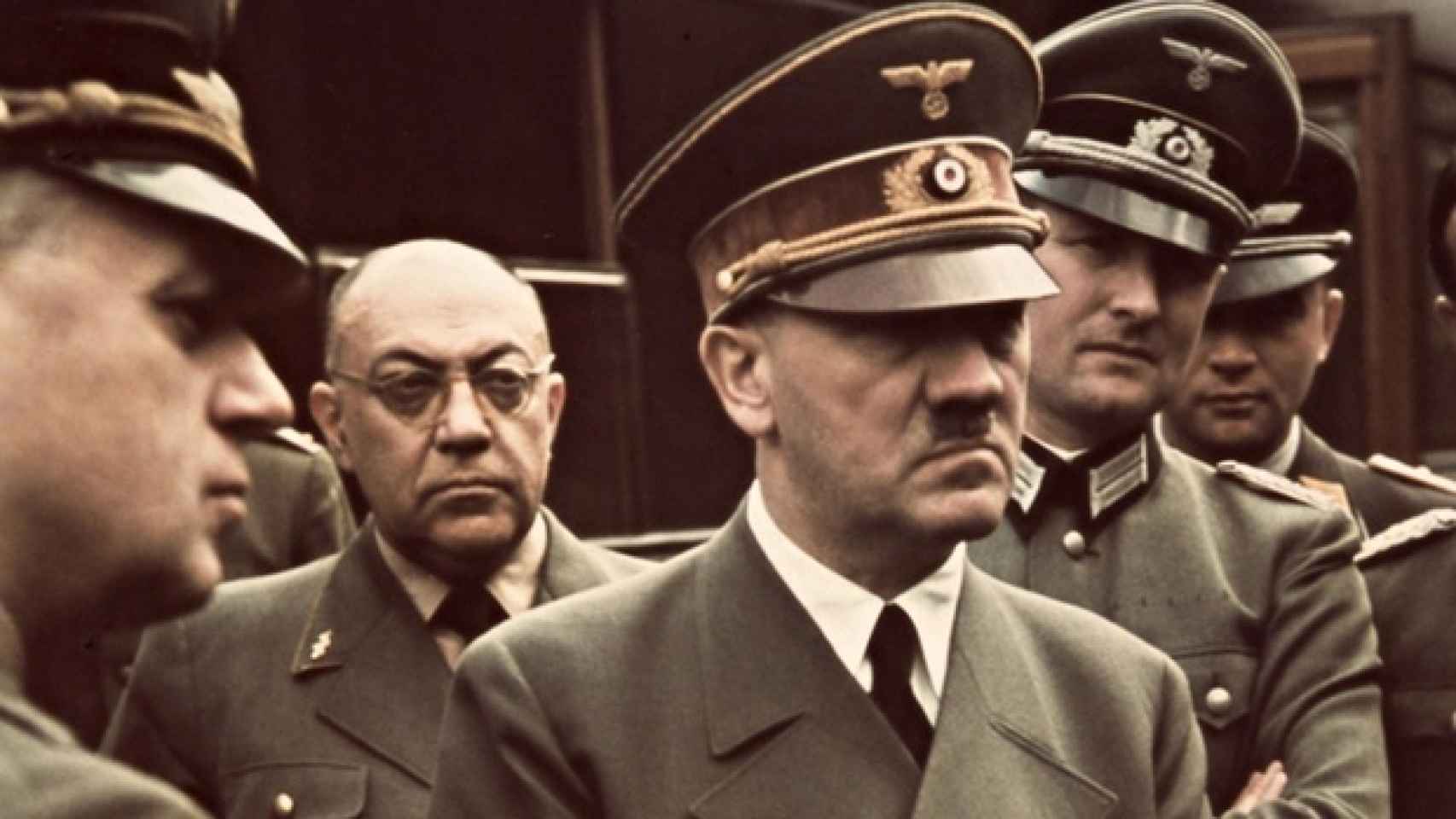Theodore Moller, con gafas, justo detrás de Adolf Hitler.