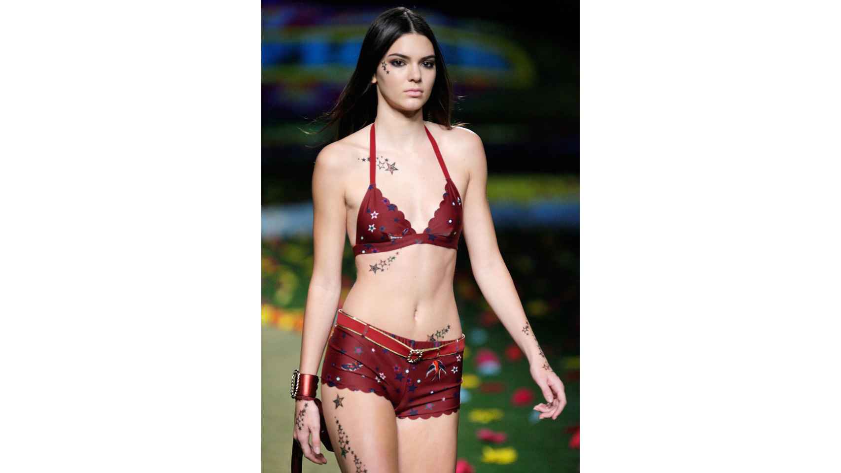 Kendall Jenner desfilando, llena de tatuajes de pega, en la NY Fashion Week.