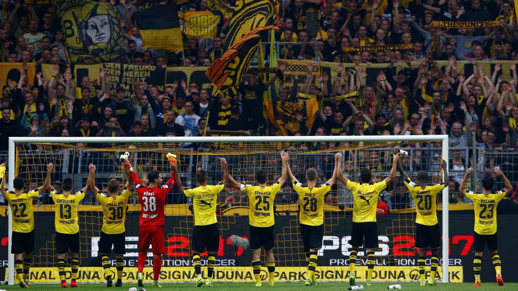 Los jugadores del Dortmund celebran una victoria con su afición.