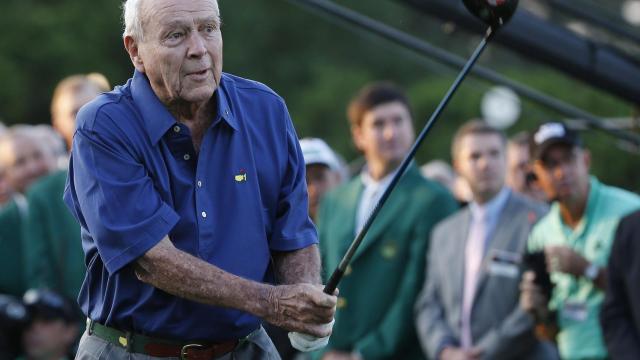 Arnold Palmer, dando un golpe de honor en el Masters de Augusta de 2015.