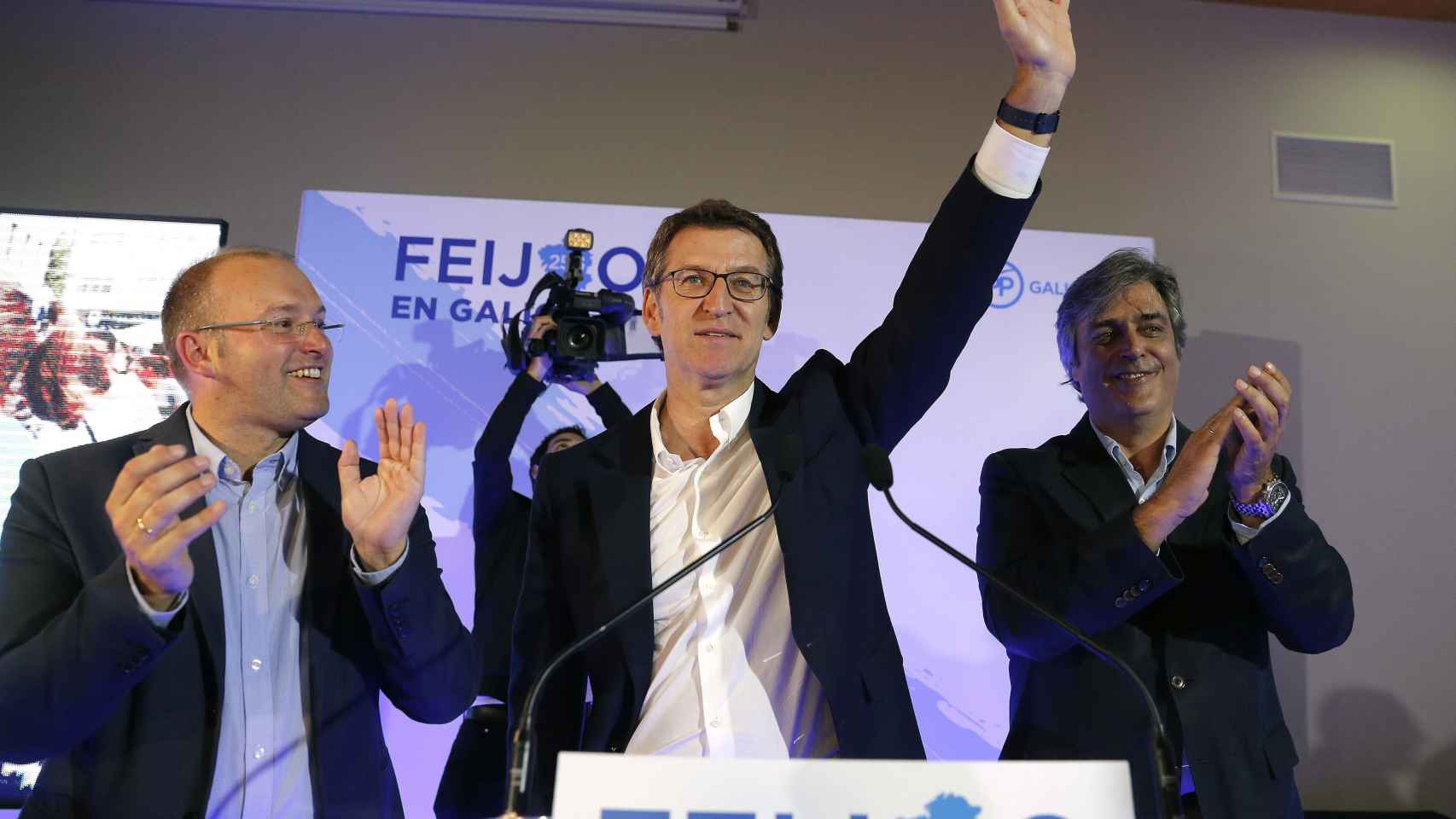 El presidente de la Xunta  Alberto Nuñez Feijóo saluda en el hotel de Santiago donde celebra el resultado electoral