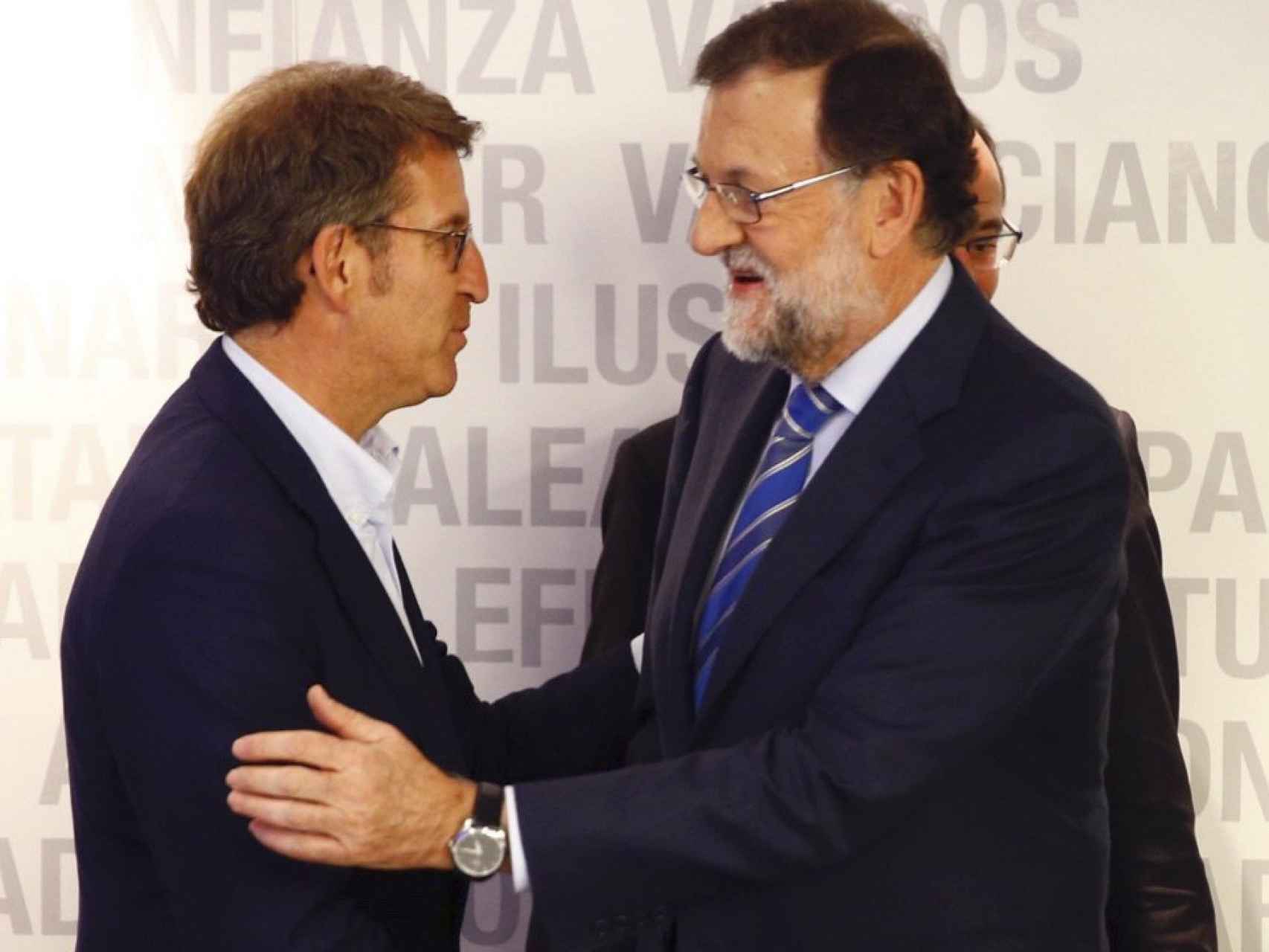 El líder del PP, Mariano Rajoy saluda al presidente de la Xunta, Alberto Núñez Feijoó.