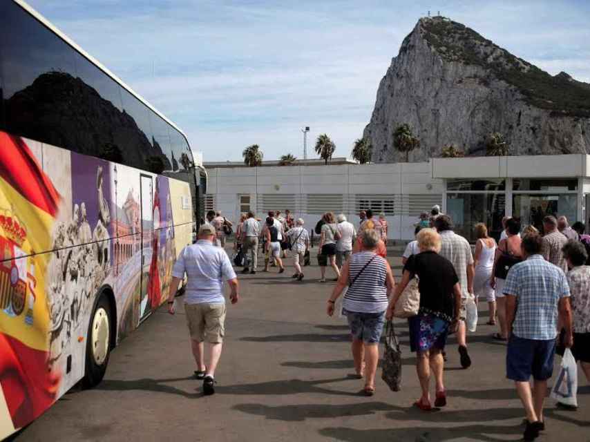 Turistas, en la frontera con Gibraltar.