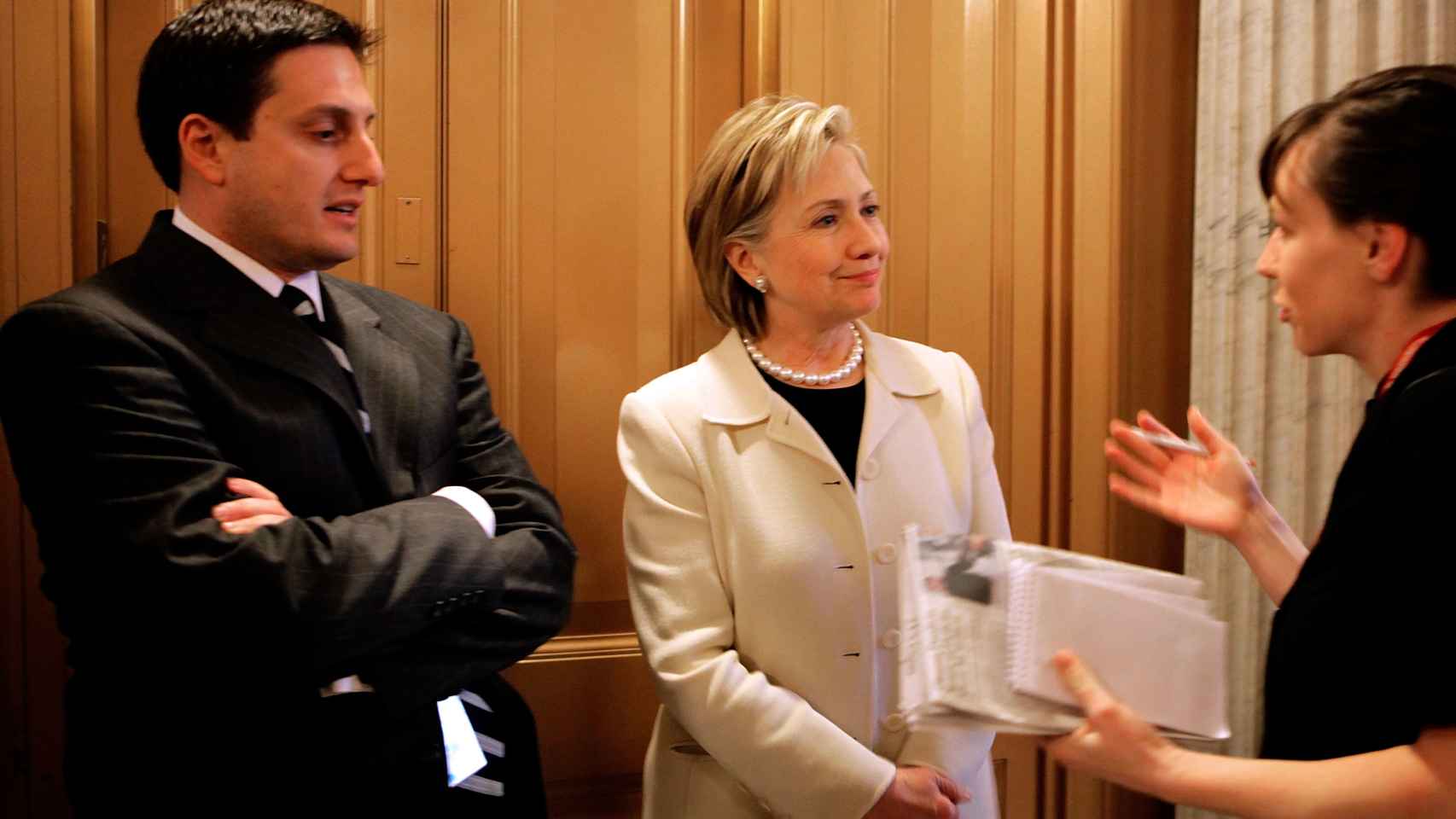 Clinton desecha responder a preguntas junto a su jefe de prensa, Philippe Reines, en 2009.