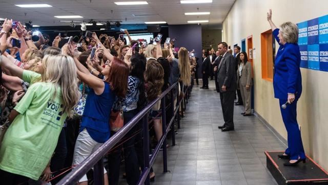 La cara B de la foto de los 'millennials' con Hillary Clinton.