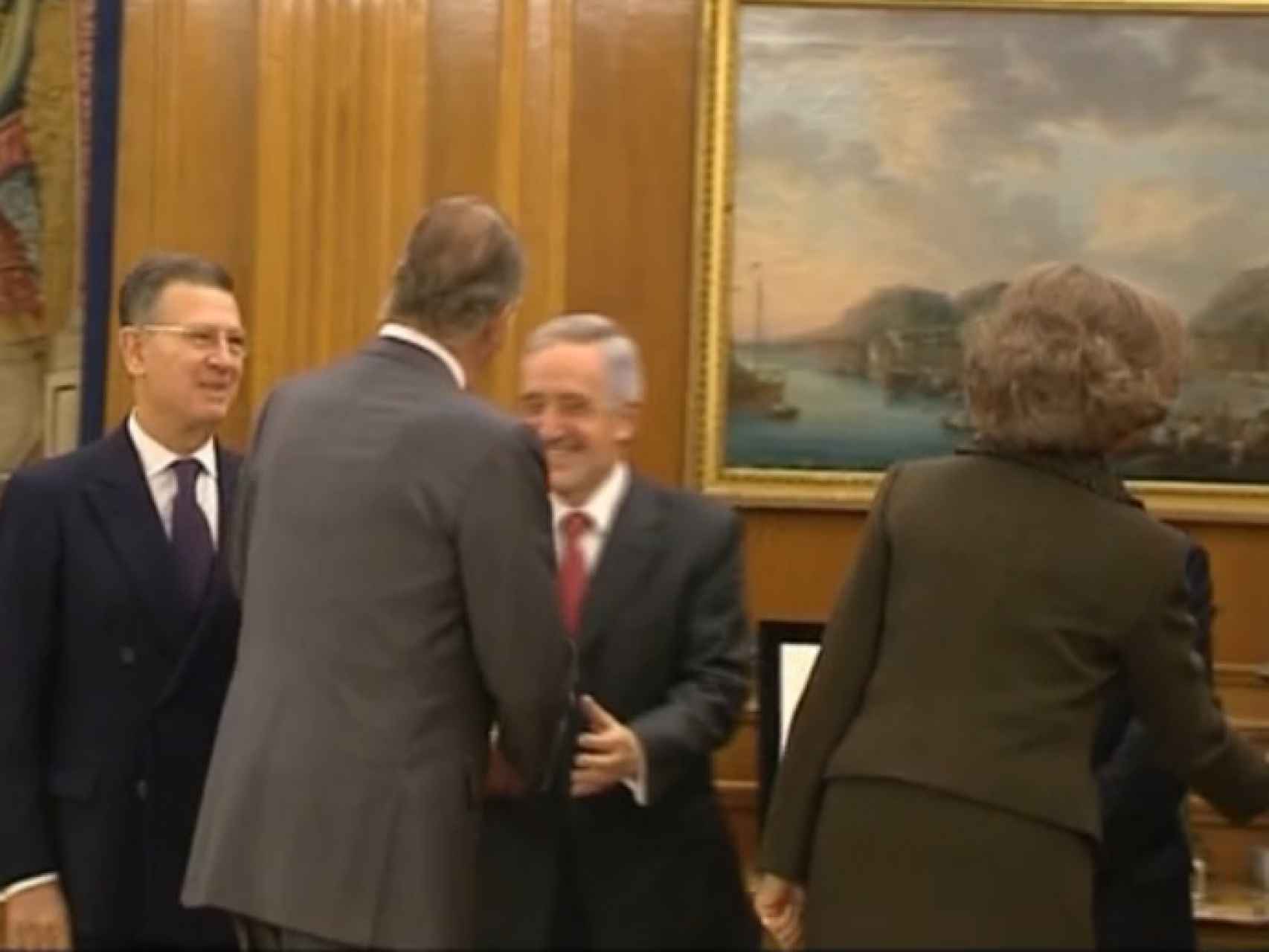 Íñigo Cotoner saluda al rey Juan Carlos, en una recepción oficial.