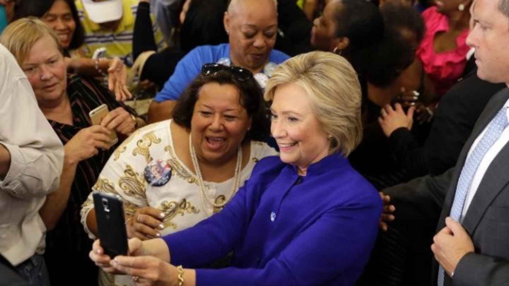 Hillary en plena campaña, se hace una foto junto al público.