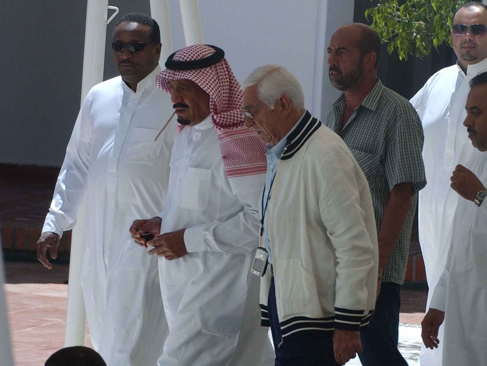 Kayali, con el pelo blanco, camina a la izquierda de Salman de Arabia Saudí por las calles de Marbella.