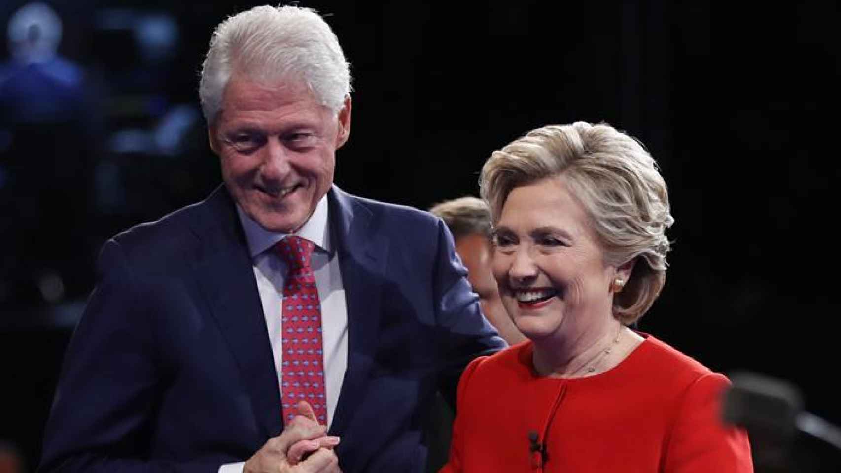 La candidata demócrata a la Presidencia de Estados Unidos Hillary Clinton (i) y el exmandatario Bill Clinton / JOE RAEDLE/  EPA/GETTY IMAGES POOL