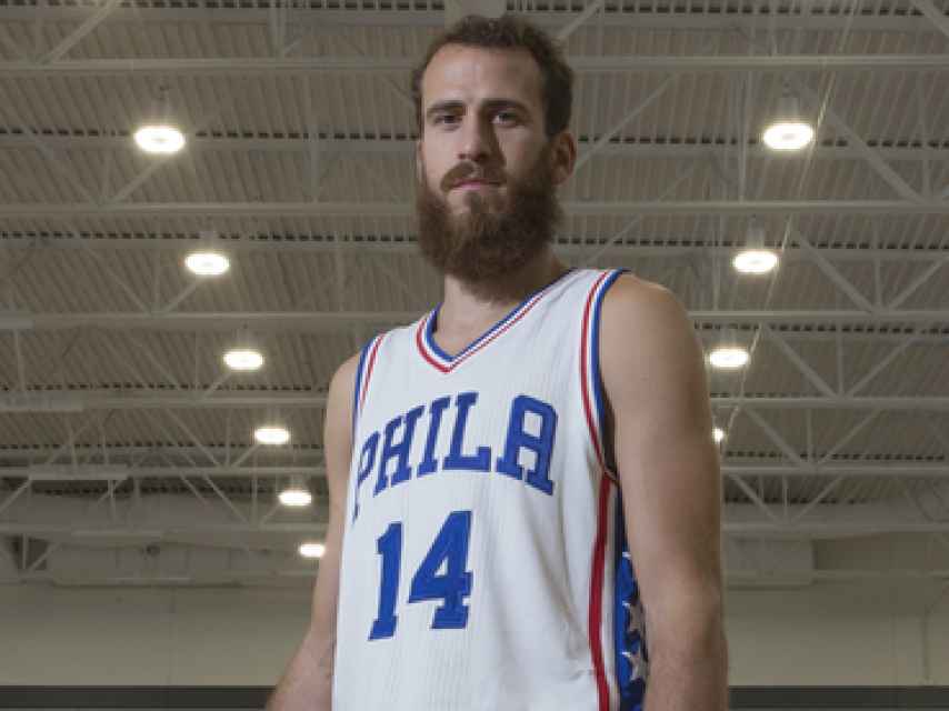 Sergio Rodríguez posa con la camiseta de los Sixers. / Sixers