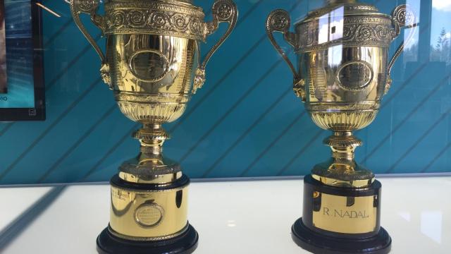 Los trofeos de Wimbledon ganados por Rafa Nadal.