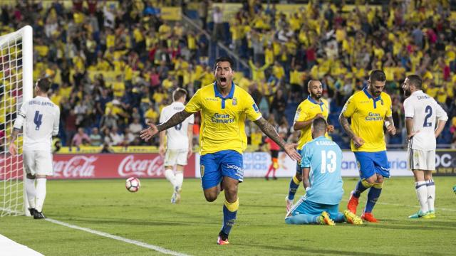 Sergio Araujo celebra un gol ante el Real Madrid.