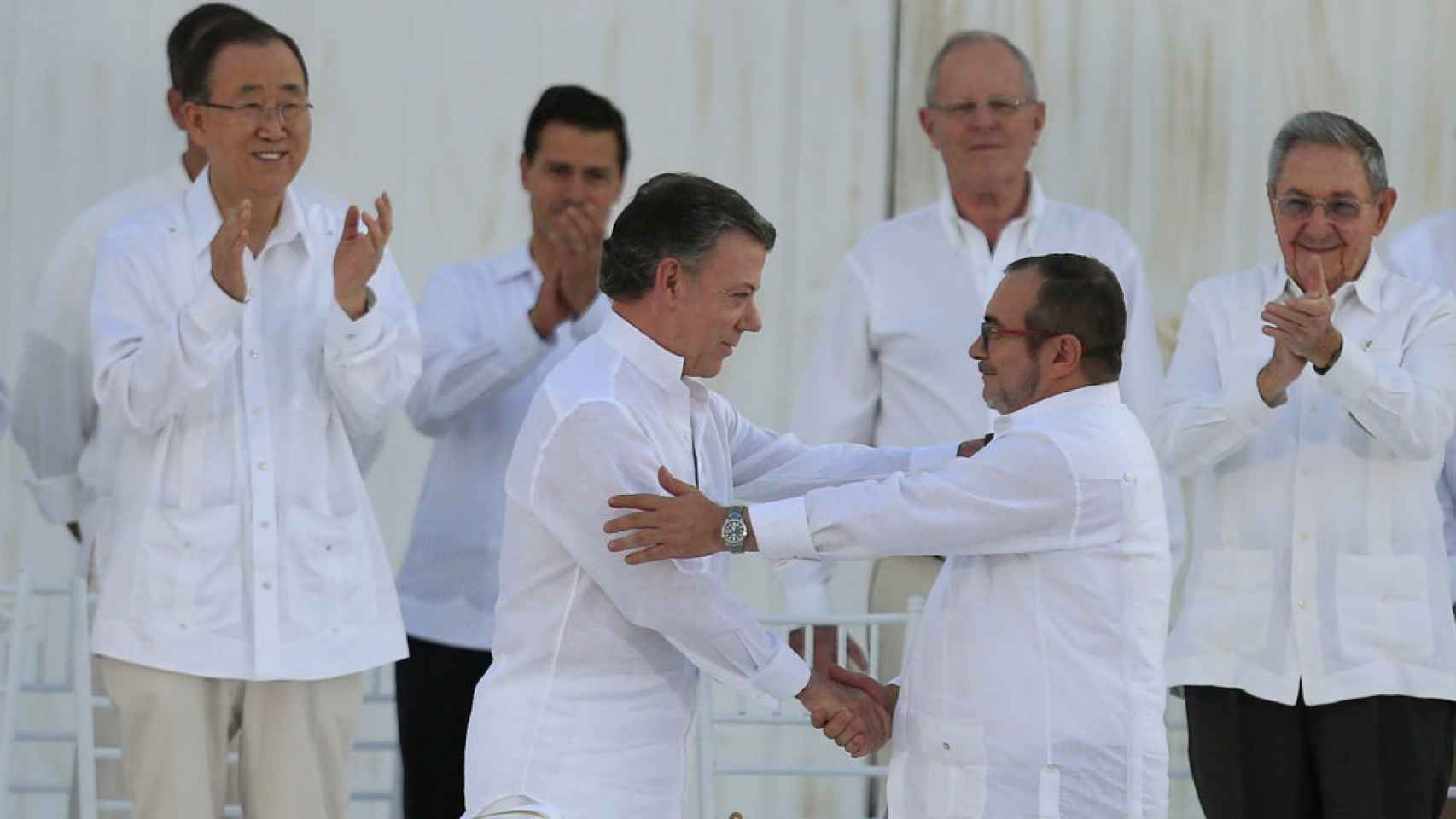 El presidente de Colombia, Juan Manuel Santos (c-i) y el líder de las FARC, 'Timochenko'.