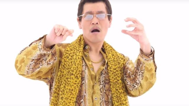 Piko Taro interpretando el tema Pen Pineapple Apple Pen.