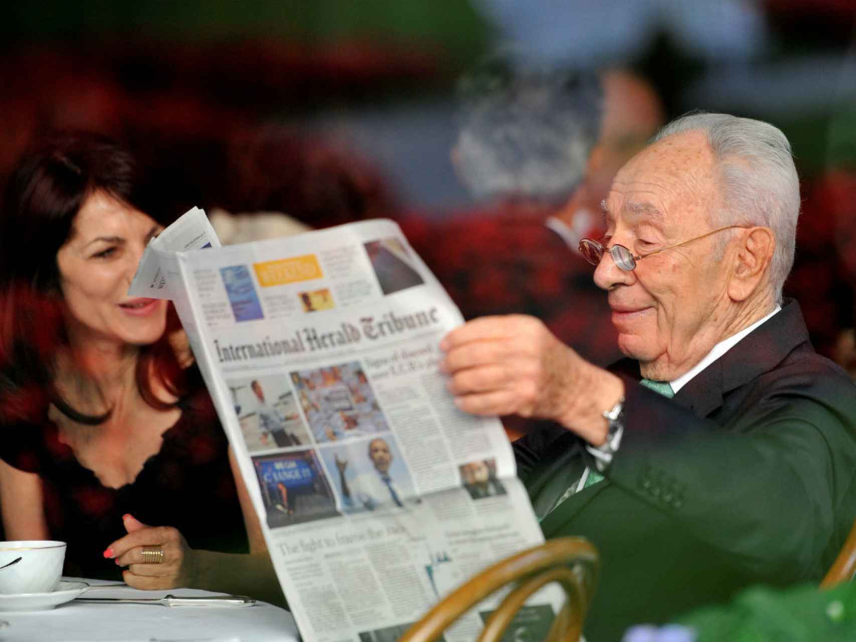 Peres leyendo el periódico en Italia, en una imagen del año 2012.