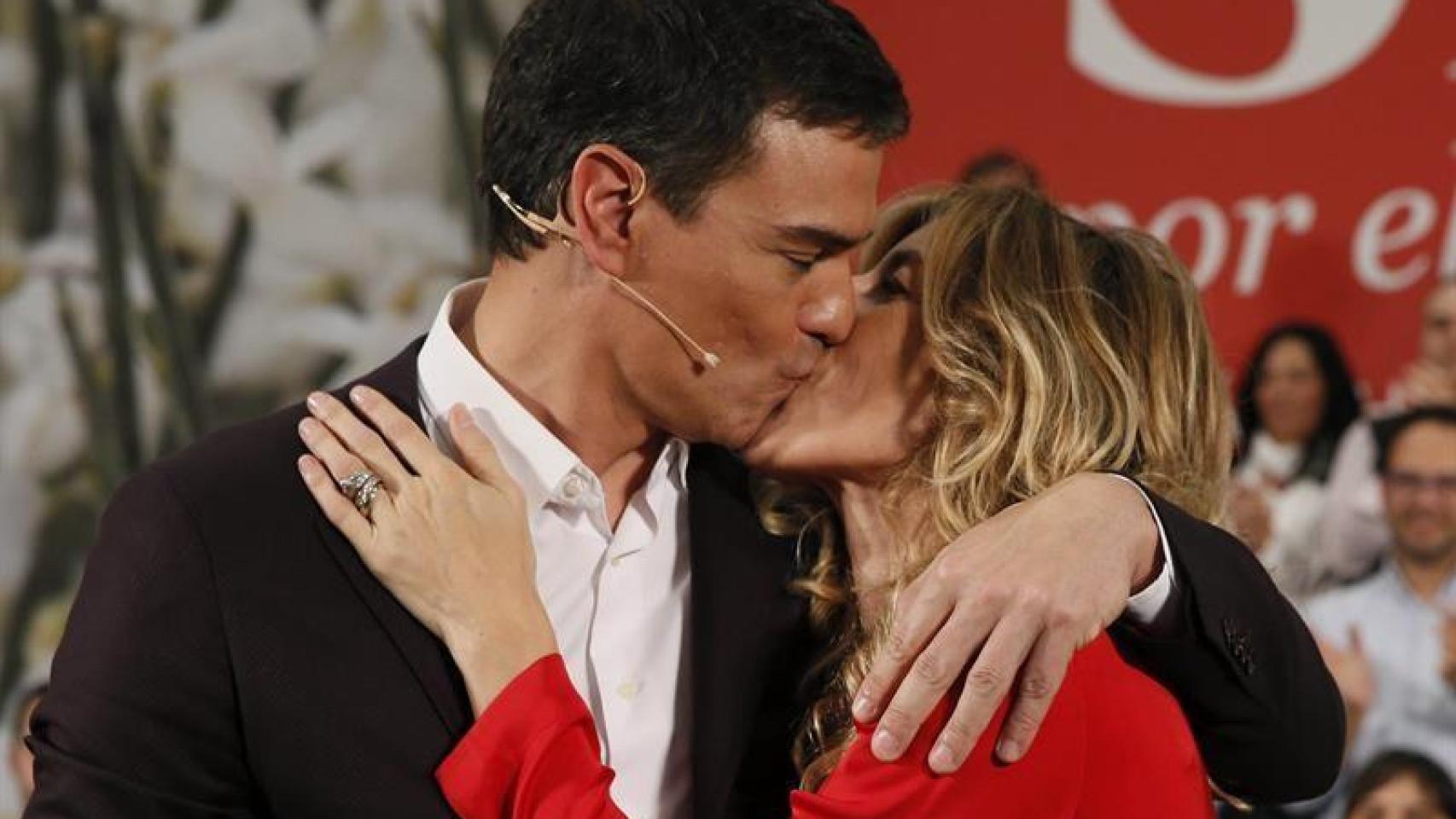 Pedro Sánchez y Begoña Gómez se besan durante un mitin