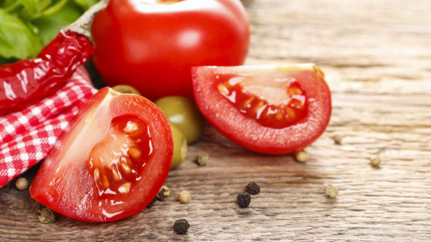 El tomate posee agentes antioxidantes.