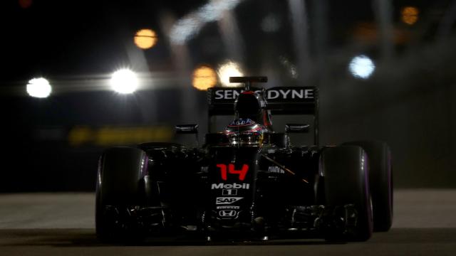 El McLaren de Fernando Alonso durante el Gran Premio de Singapur.