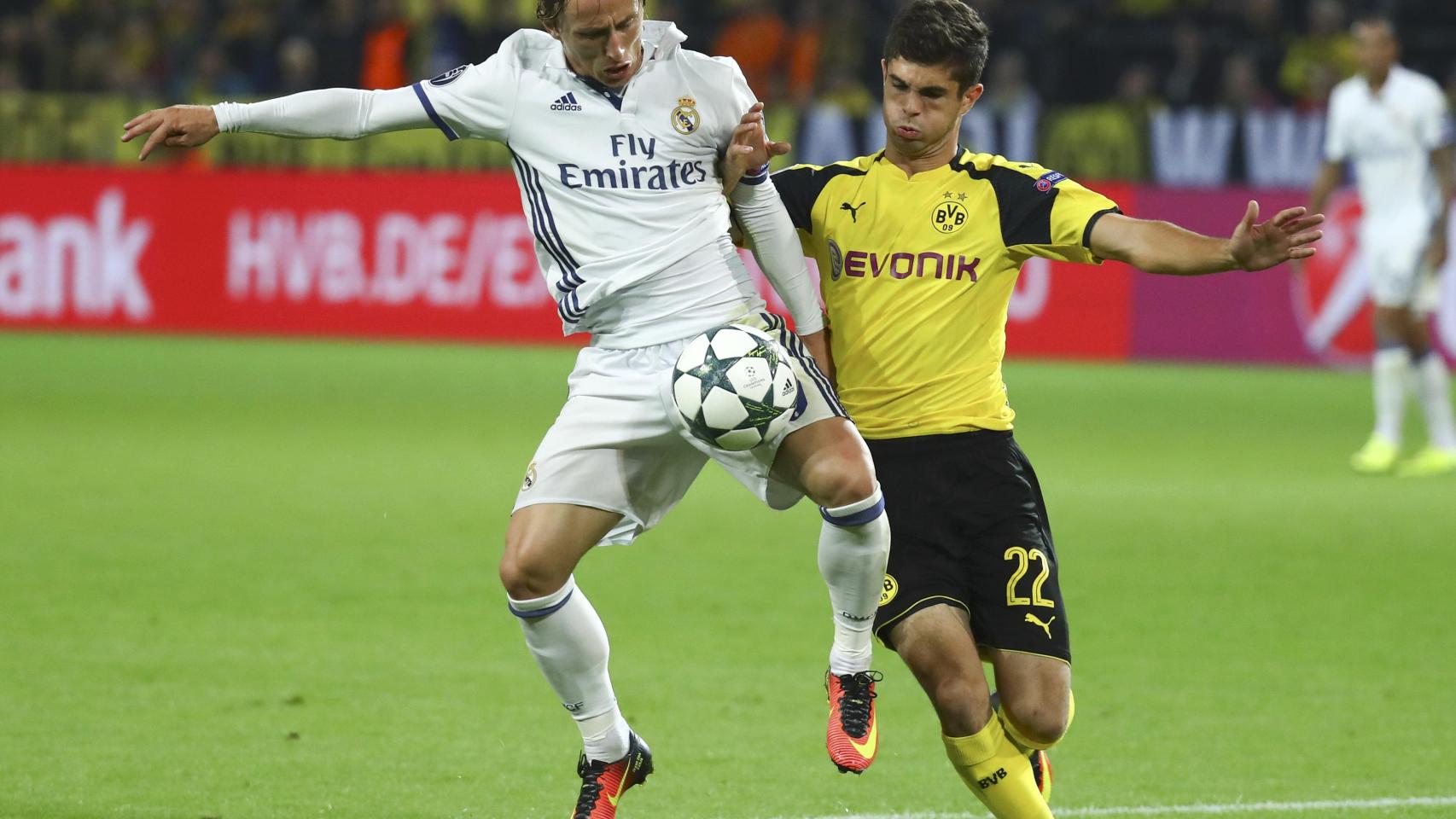 Modric pelea un balón con Pulisic en la temporada pasada.
