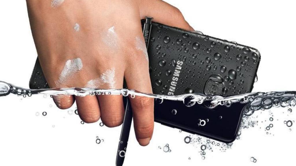 Los móviles Samsung tendrán pantallas que repelen totalmente el agua