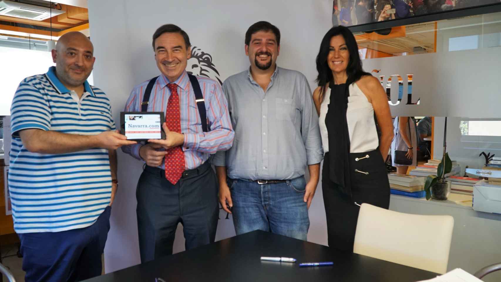 Pedro J. Ramírez y Eva Fernández junto a Ignacio Murillo y Jesús Sancho tras la firma del acuerdo
