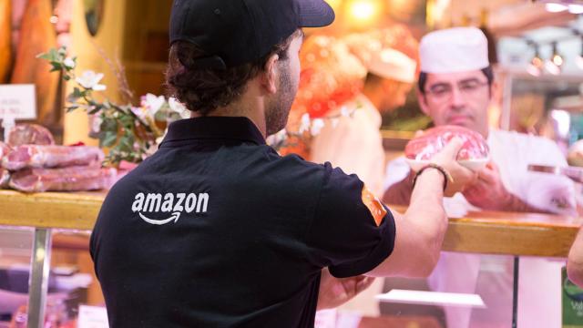 Un repartidor de Amazon recoge un producto en el Mercado de la Paz.