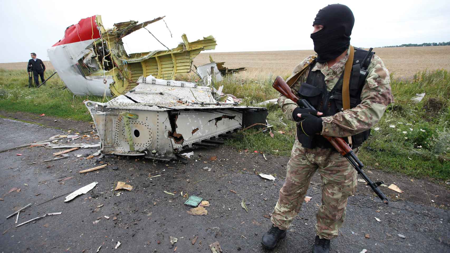 Un separatista prorruso permanecía junto al lugar de Ucrania en el que cayó el avión derribado.