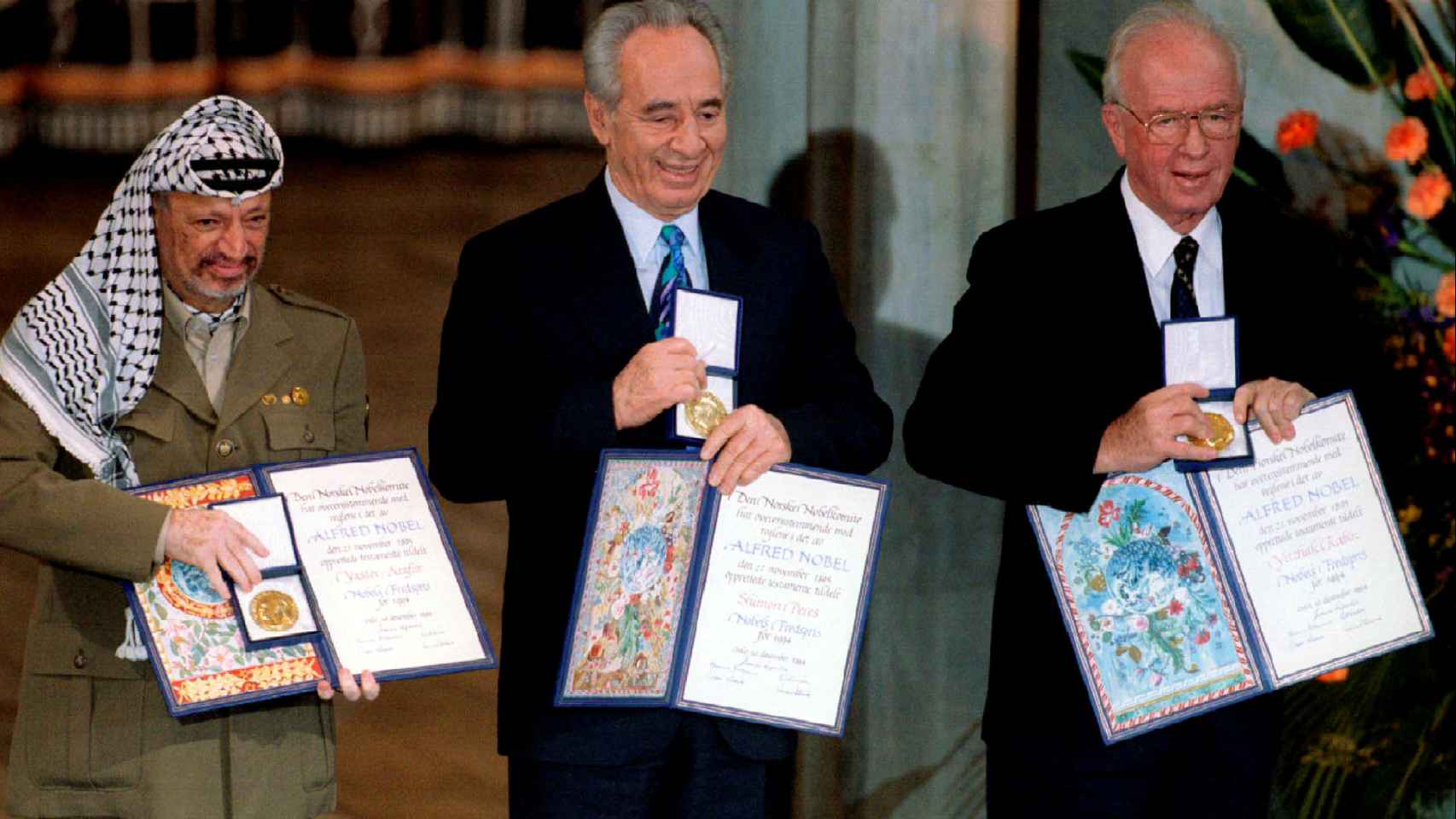 Peres (c.), cuando recogió el Nobel de la Paz junto a Yaser Arafat (i.) e Isaac Rabin (d.).