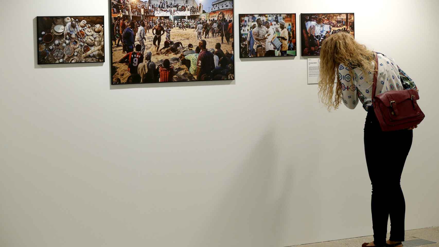 Una joven observa algunas instantáneas en su visita a la exposición World Press Photo 2016, compuesta por 155 fotografías.