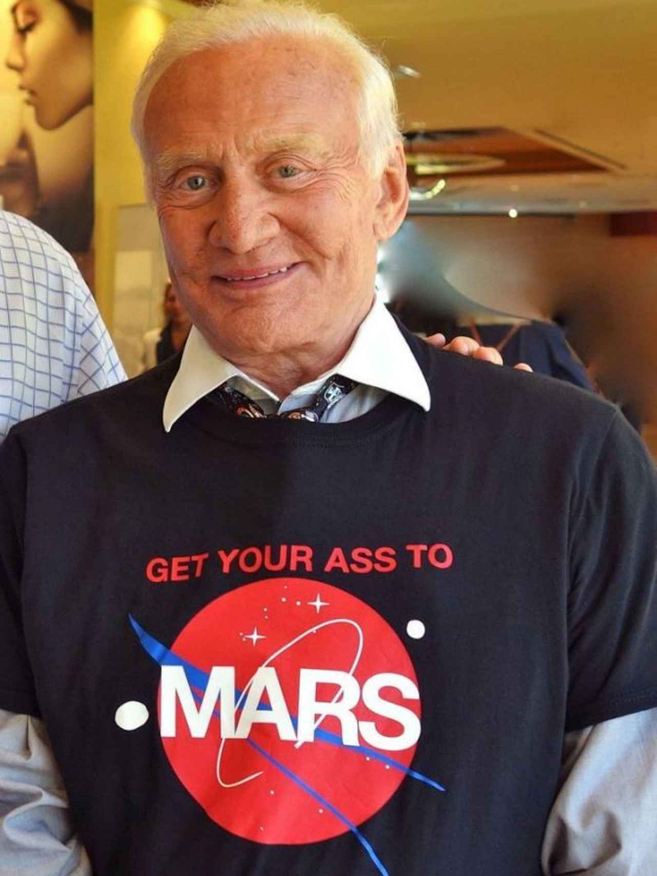 Buzz Aldrin con una camiseta de Moved El Culo Hasta Marte.