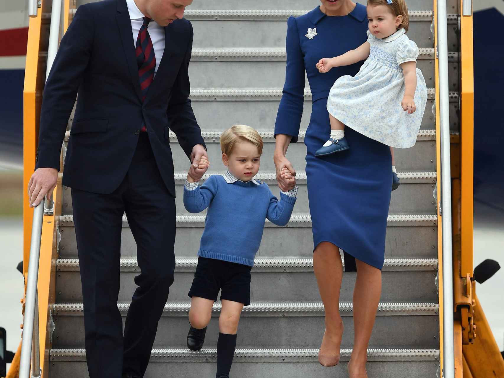 Los duques de Cambridge y sus hijos, a su llegada a Canadá.
