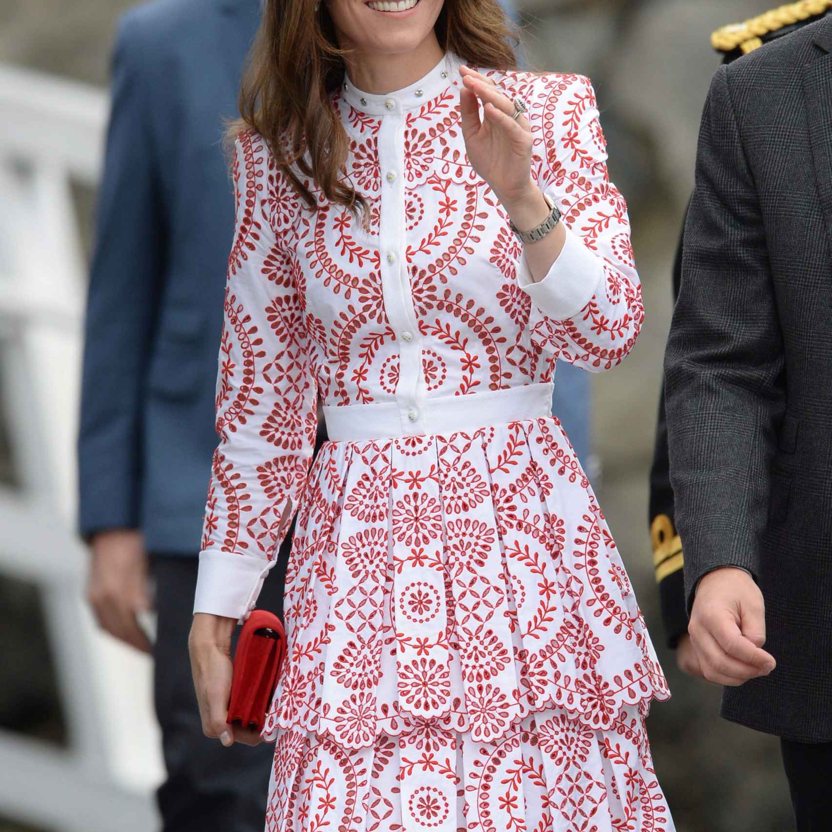 Kate Middleton, con vestido blanco en estampado geométrico rojo.