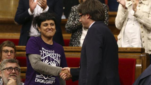 Puigdemont saluda a Gabriel tras la votación en el Parlament