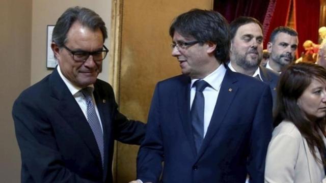 Puigdemont se entrega a la CUP y ERC frente a la moderación de Mas