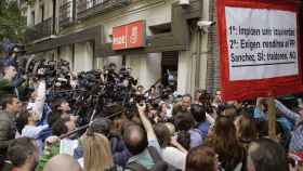 Decenas de periodistas, amontonados en la puerta de la sede del PSOE, cerrada a la prensa.