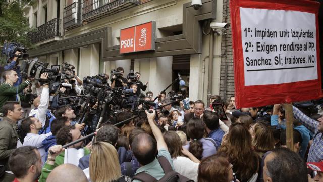 Numerosos periodistas este jueves a la entrada de la sede del PSOE en Ferraz.