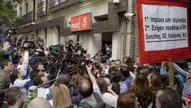 Numerosos periodistas este jueves a la entrada de la sede del PSOE en Ferraz.