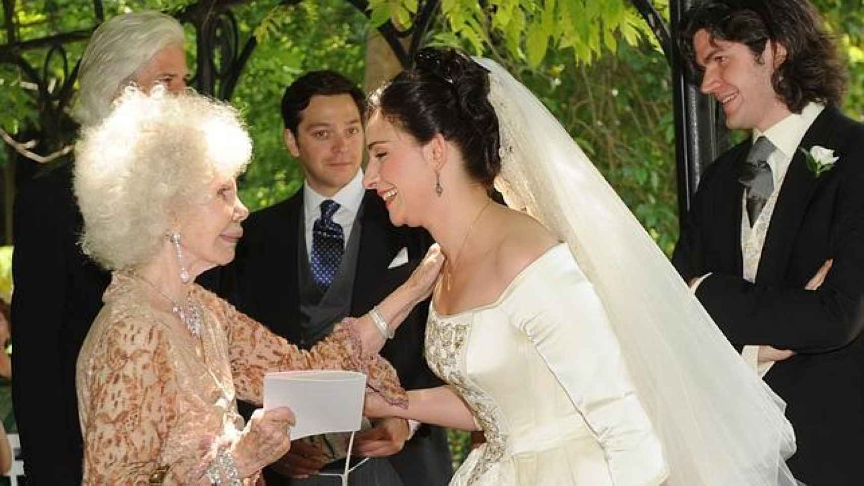 Cayetana muy cariñosa en la boda de su nieto Jacobo y Asela en mayo de 2011