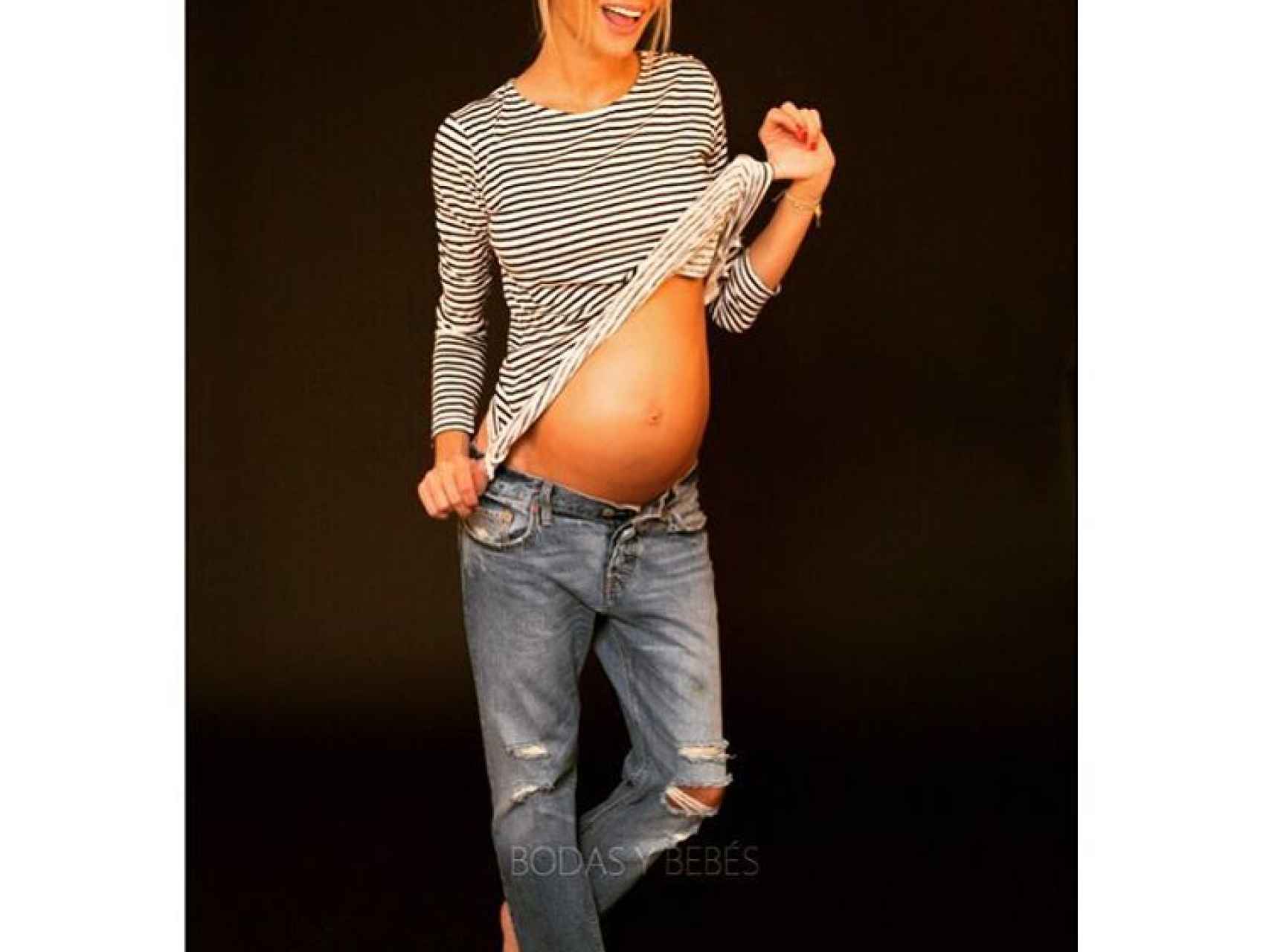 Carla Preyra mostrando su embarazo