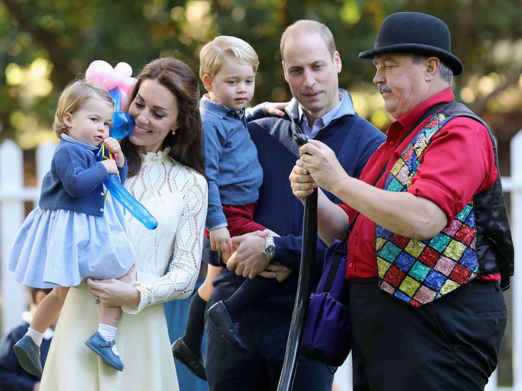 Los duques de Cambridge y sus hijos disfrutan de la fiesta infantil de globos y pompas de jabón.