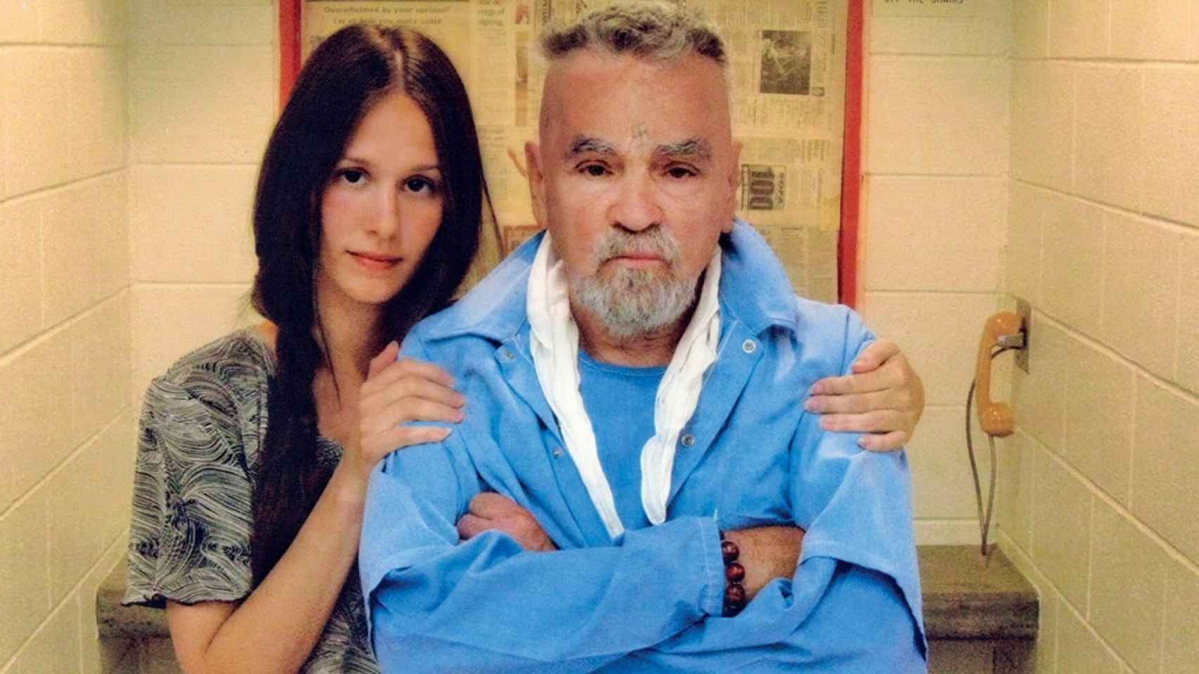 Charles Manson posa con su novia en prisión.