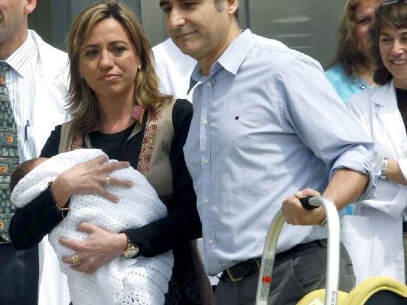 Carmen Chacón y Miguel Barroso abandonando el hospital en 2008 tras el nacimiento de su hijo