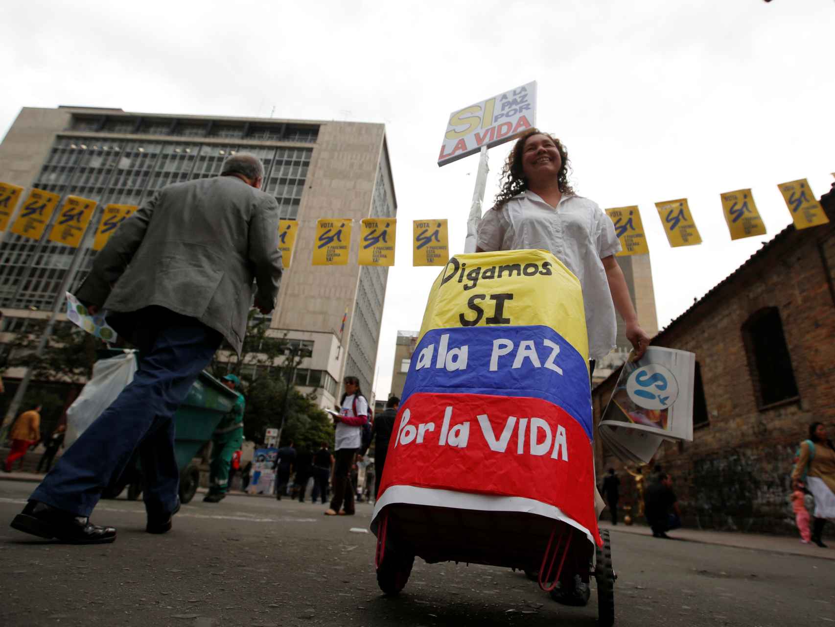 Una manifestante a favor del SÍ en el centro de Bogotá.