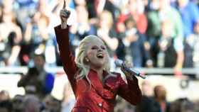 Lady Gaga cantando el himno nacional en la Super Bowl 2016.