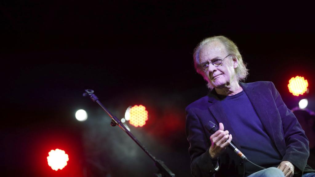 Luis Eduardo Aute durante un concierto.