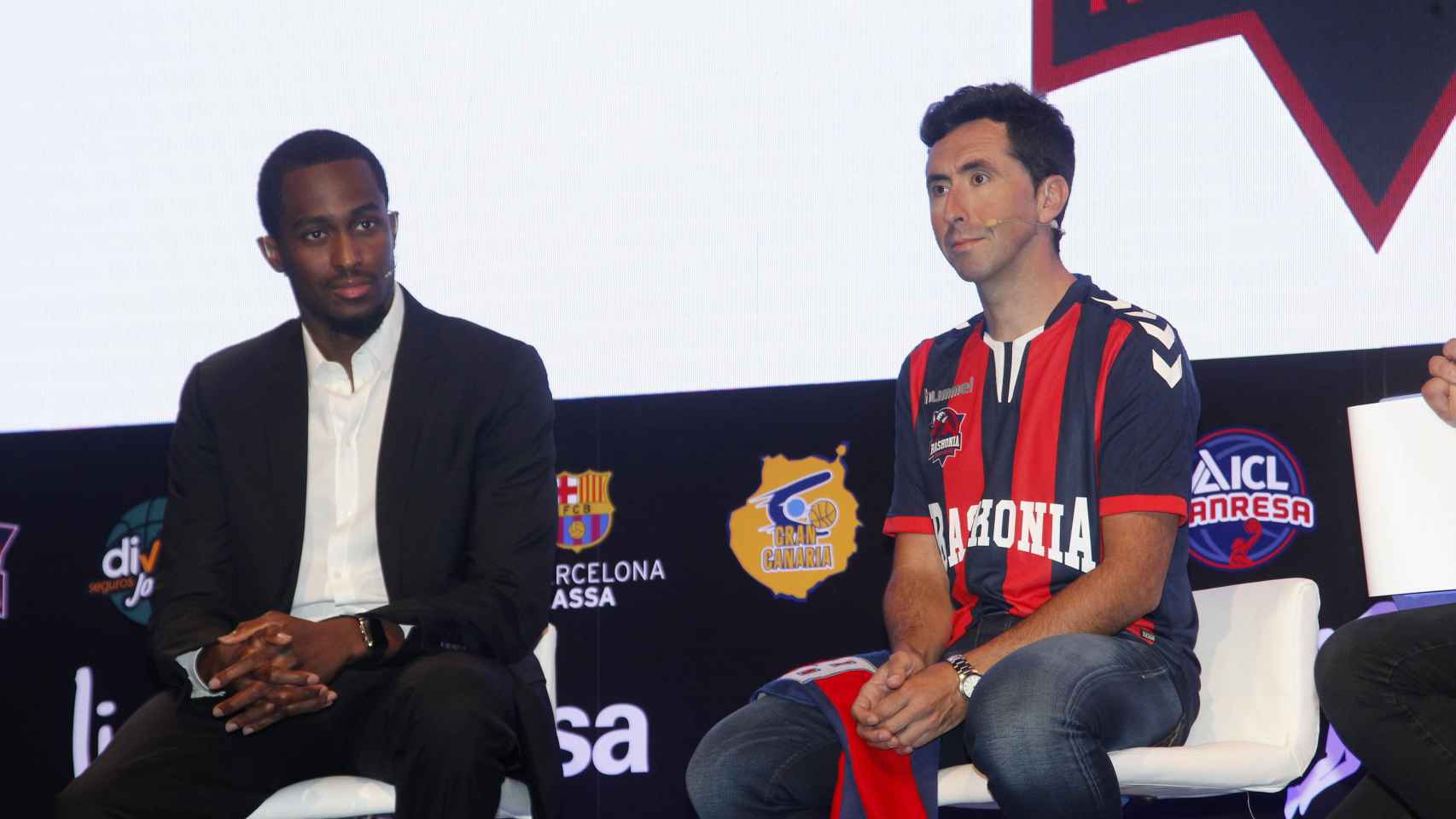 Rodrigue Beaubois y Joseba Beloki durante la presentación de la ACB.
