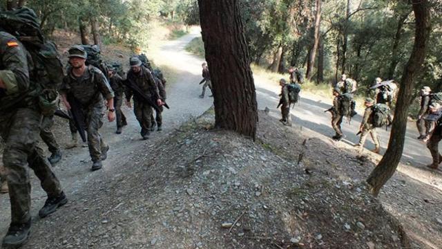 Un grupo de soldados del Ejército de Tierra entrenan en Collserola.