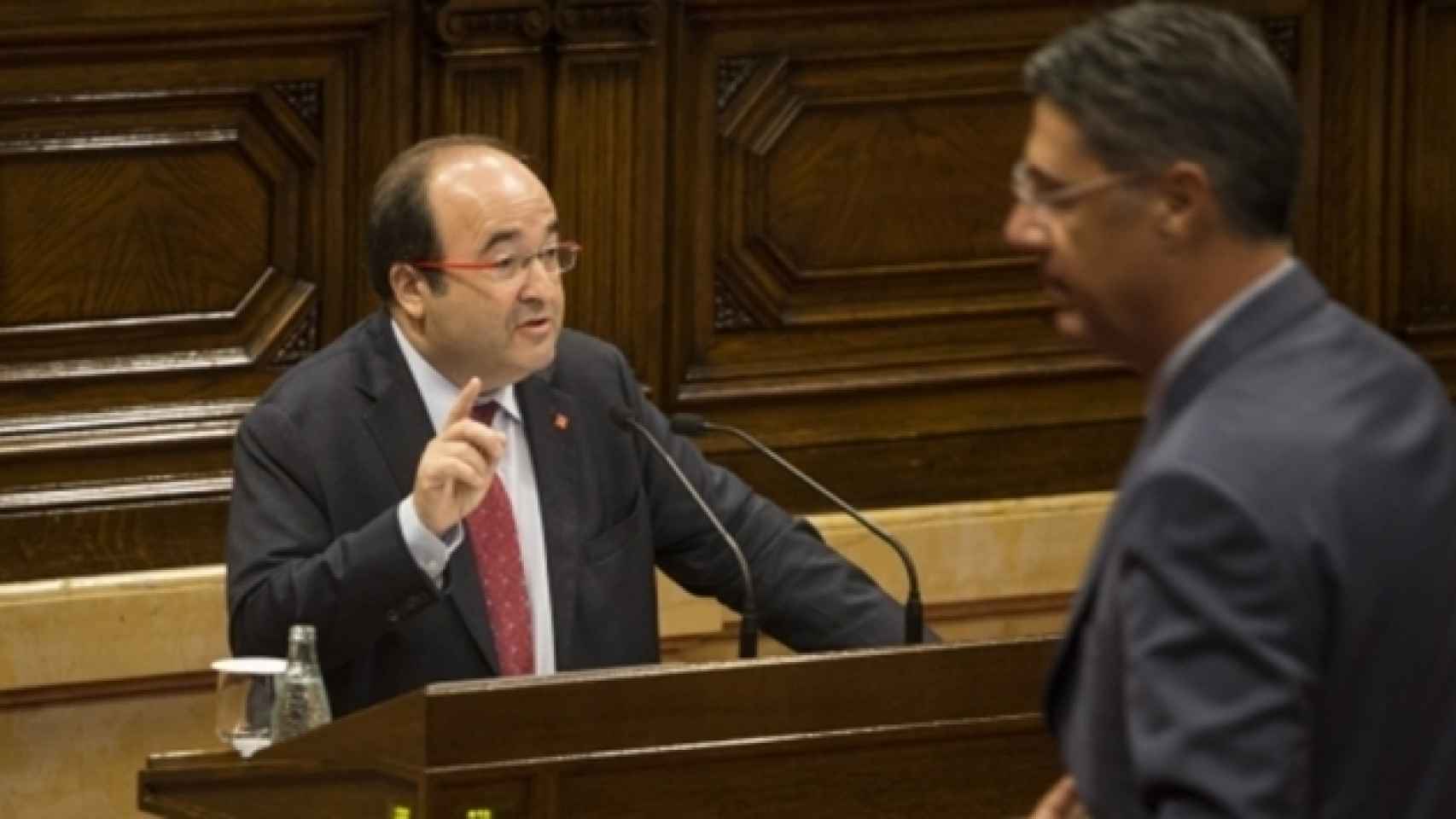 El líder del PPC, Xavier García Albiol, se cruza con el primer secretario del PSC, Miquel Iceta.
