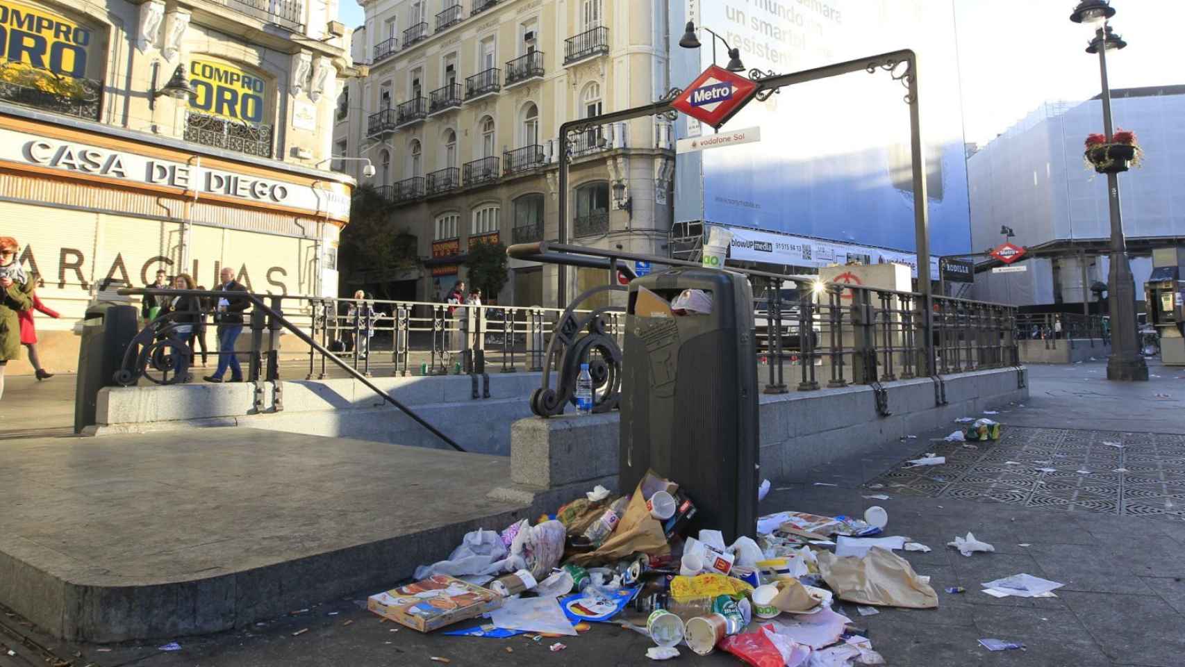 Una papelera a rebosar en la Puerta del Sol debido a la última huelga de basuras en la capital.