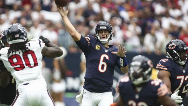 Jay Cutler envía el balón.